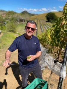 Marco Antonio Carbonari celebra vindima em vinícola premiada